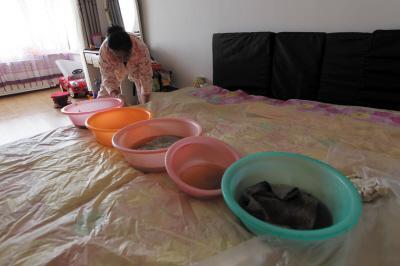 海西楼上漏水，住户失联，小区没物管，业主维权难！律师来支招……